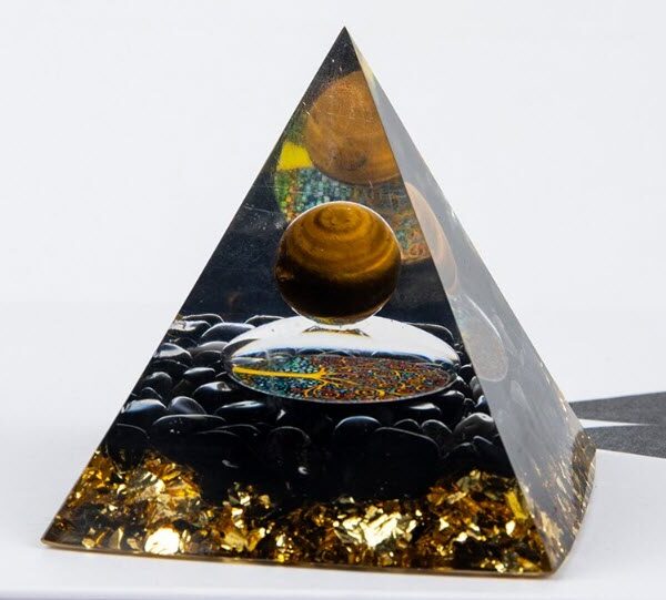 هرم دست ساز