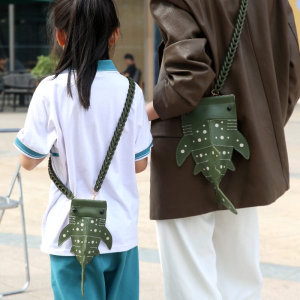 کیف دوشی دستساز چرم طبیعی طرح کوسه