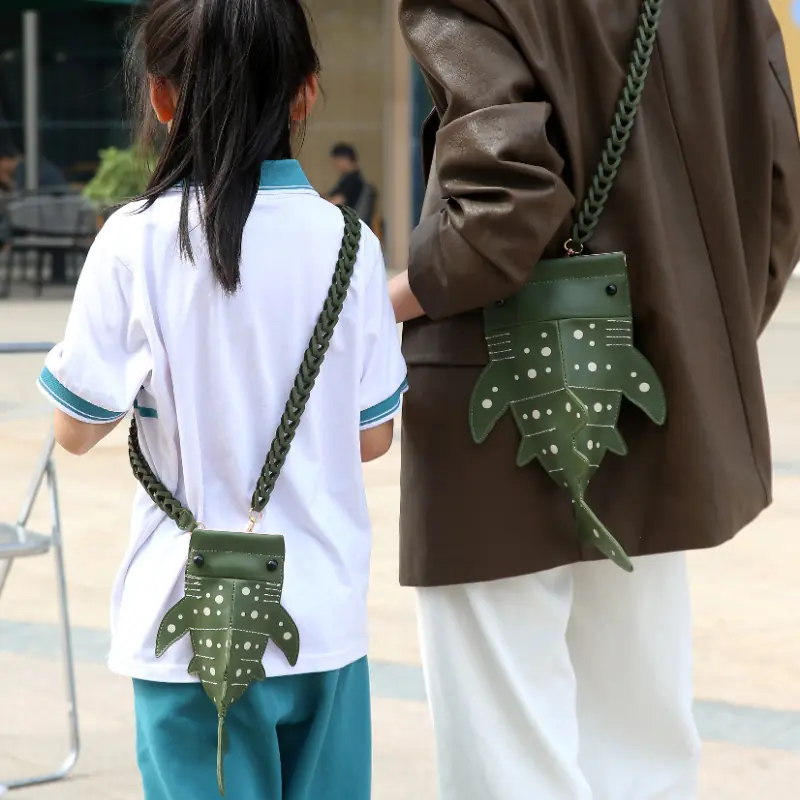 کیف دوشی دستساز چرم طبیعی طرح کوسه 1 کیف دوشی دستساز چرم طبیعی طرح کوسه