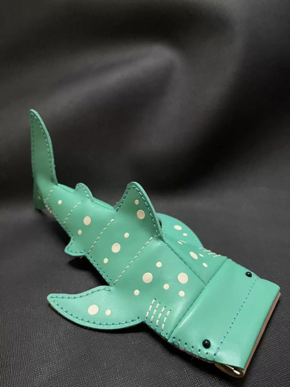 کیف دستساز چرم طبیعی طرح کوسه 1 کیف دستساز چرم طبیعی طرح کوسه