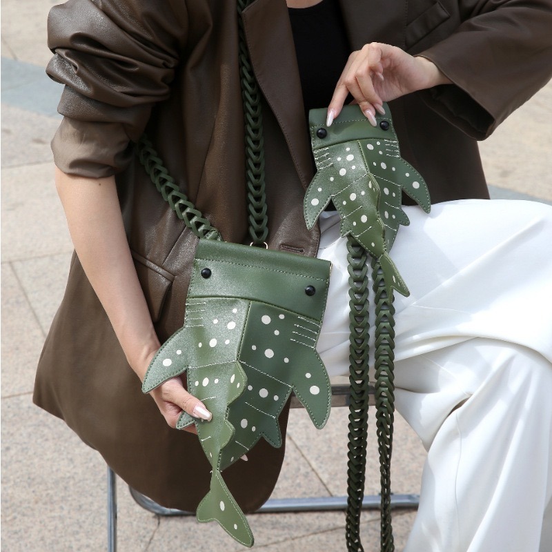 کیف دوشی دستساز چرم طبیعی طرح کوسه 4 کیف دوشی دستساز چرم طبیعی طرح کوسه - 4