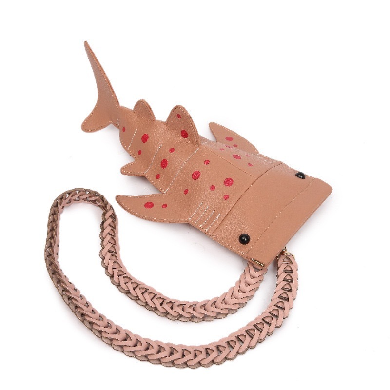 کیف دوشی دستساز چرم طبیعی طرح کوسه 3 کیف دوشی دستساز چرم طبیعی طرح کوسه - 3